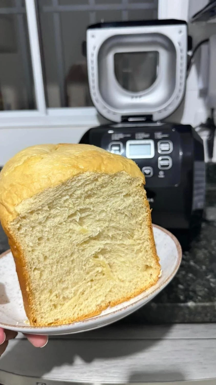 Pão caseiro fofinho feito na máquina de pão